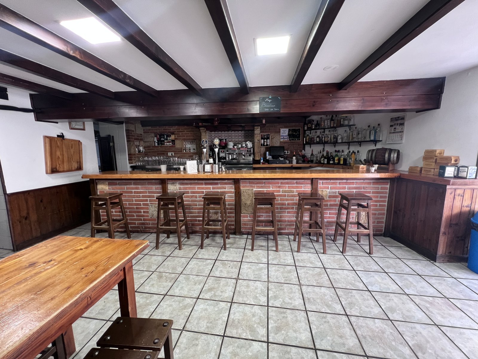 Bar del Mesón Lurcia, el restaurante del hotel en Ajo
