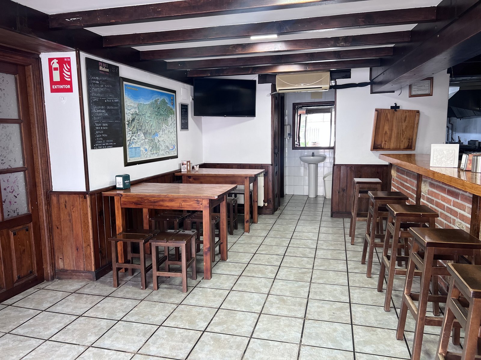 Interior del Mesón Lurcia, sala y barra