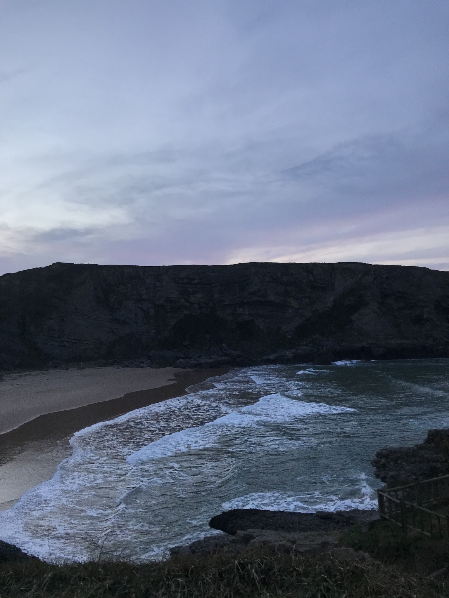 Playa de Antuerta en Ajo, salvaje y recogida, Cantabria