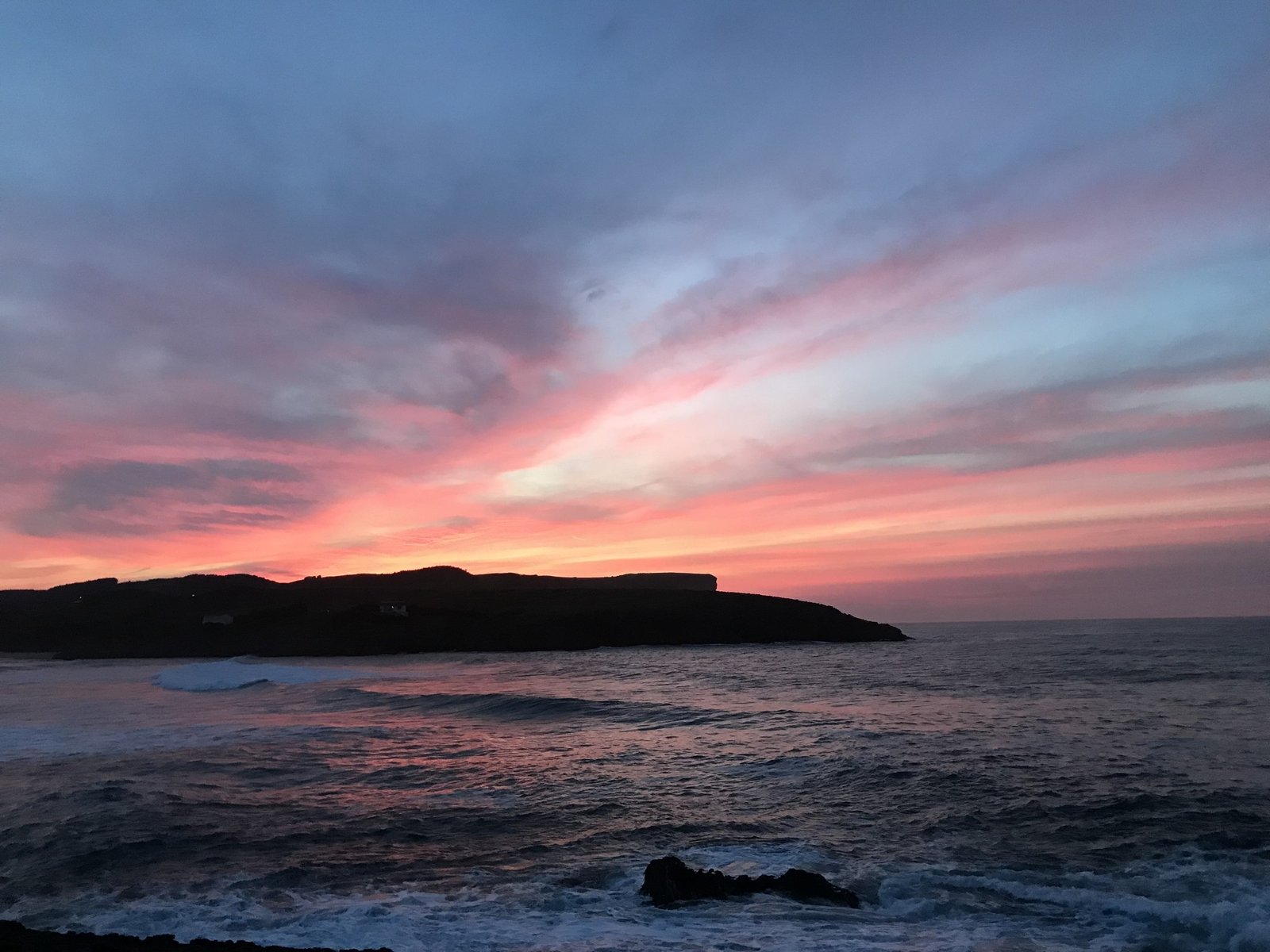 Atardecer rosado sobre la costa de Ajo, Cantabria