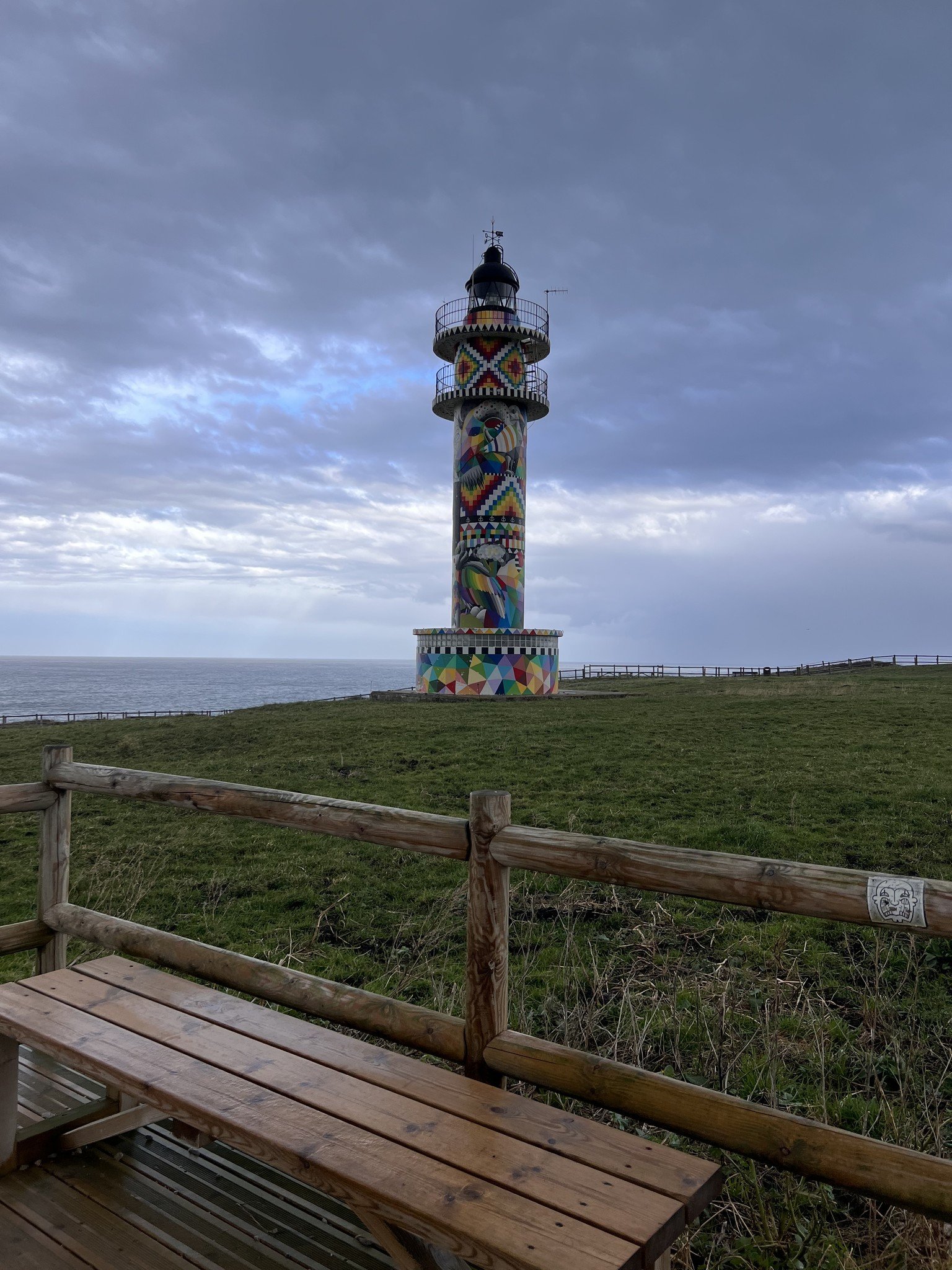 Faro de Cabo de Ajo pintado por Okuda, Cantabria