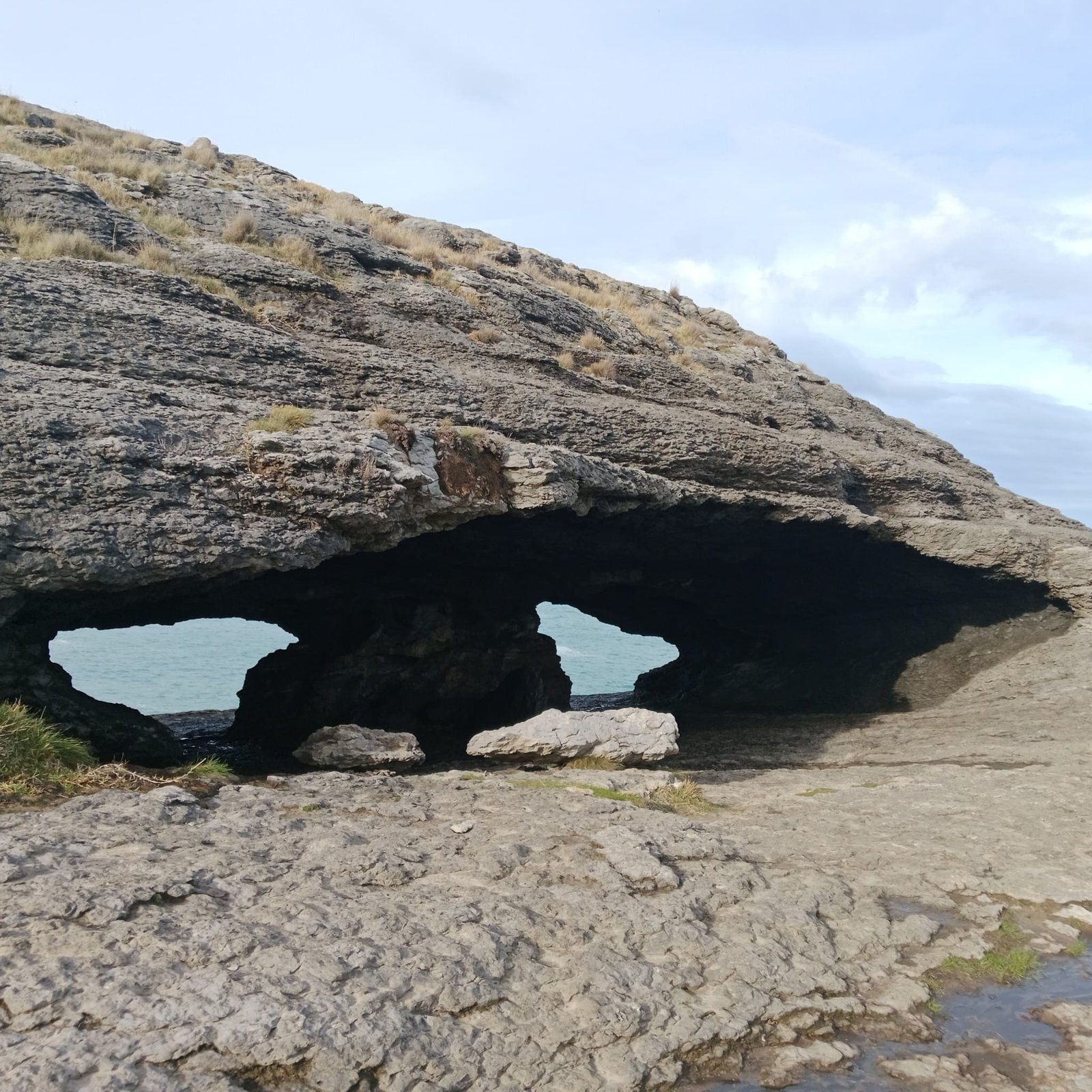 Arco de roca y acantilados de La Ojerada, mirador en Ajo
